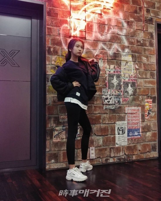 배우 갈소원이 포즈를 취하고 있다