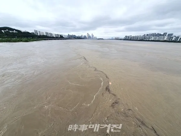 기록적 폭우에 모습을 감춘 한강공원(사진_정용일 기자)