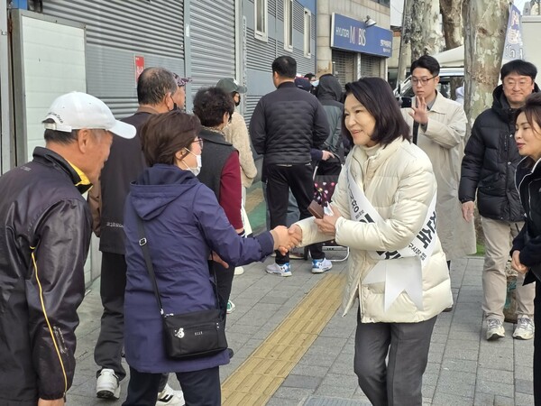 이진숙 전 방송통신위원장이 대구 시민들과 인사를 나누고 있다.(사진_이진숙SNS)