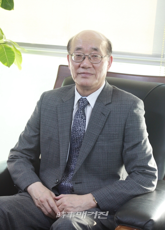 “체내에 오랫동안 쌓인 독소를 제거하면 인체의 면역력과 자생력은 살아난다”고 말하는 골인제약(주),;엘골인바이오(주)의 차준헌 회장은 질병의 예방과 치료의 핵심은 바로 ‘면역력’을 높이는 것이라고 강조한다. (사진_신혜영 기자)