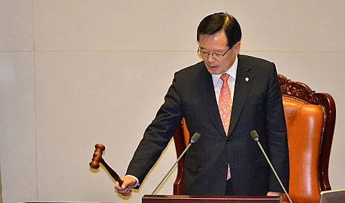 ▲ 30일 오후 서울 여의도 국회에서 여야가 세월호 특별법 협상에 극적으로 타결해 329회 국회(정기회) 4차 본회의가 열린 가운데 정의화 국회의장이 의사봉을 두드리고 있다.