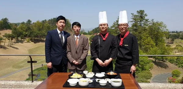 골프존카운티 화랑의 직원과 쉐프들이 반값 식사 메뉴 출시 기념촬영을 하고 있다.