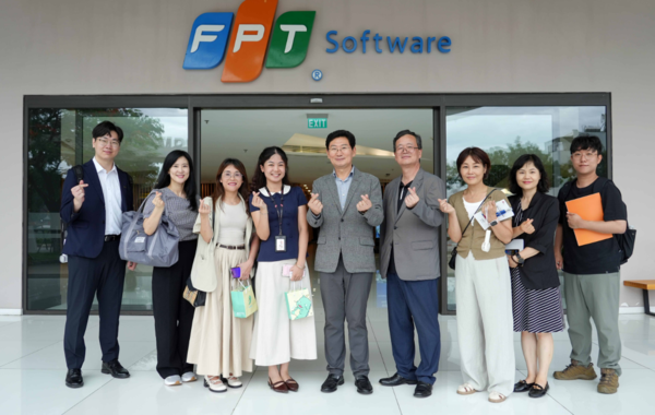 5일 FPT 소프트웨어에서 이상일 시장(가운데)과 용인시 대표단이 시설 시찰 후 기념사진을 찍고 있다. (사진_용인특례시)