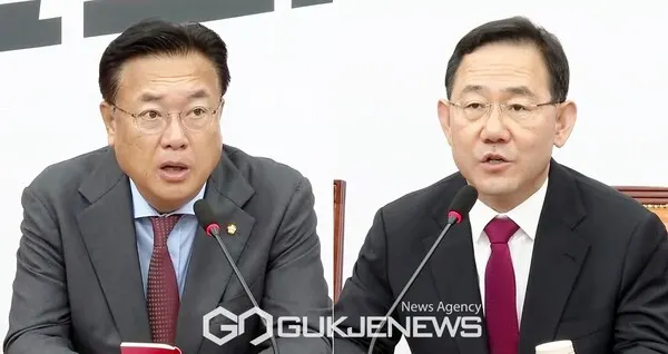 정진석 국민의힘 비상대책위원장과 주호영 원내대표.(사진_국제뉴스)