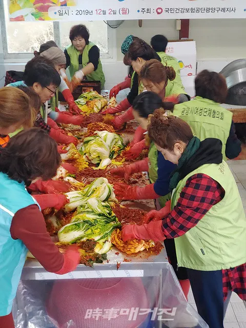 광양시여성단체협의회(회장 박미숙)는 2일 오전 9시부터 새마을부녀회 메주공장에서 국민건강보험공단 광양구례지사와 '사랑愛 김장나눔' 봉사를 펼쳤다.(사진_송상교기자)