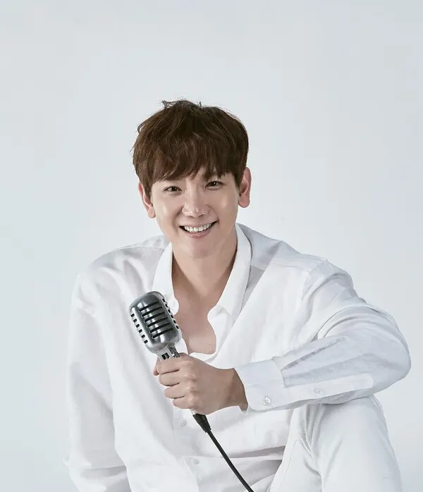 KoN은 바이올리니스트. 싱어송라이터, 작곡가, 뮤지컬 배우, 화가 등으로 활동하며 국내외 무대를 누비고 있다.