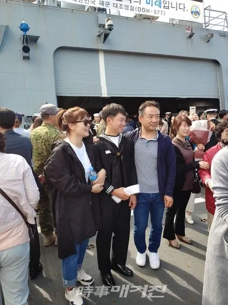 16일(수) 오전 진해 군항에서 열린 '청해부대 29진 입항 환영행사'에서 파병에 복귀한 장병이 가족들을 만나고 있다.(사진_송상교기자)