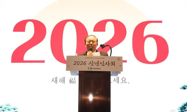 "2026년, 글로벌 해양수도 부산의 원년으로" 2일 오후 부산 진구 부산롯데호텔 크리스탈볼룸에서 열린 '2026년 부산상공회의소 신년인사회’에 참석한 양재생 부산상의 회장이 지역 정·관·재계 인사 600여 명을 대상으로 신년사를 하고 있다.(사진_부산상의)