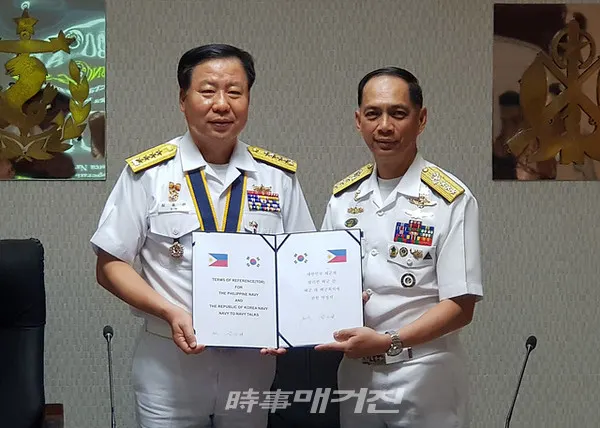 필리핀 해군의 공식 초청으로 11월 28일부터 29일까지 필리핀을 방문 중인 심승섭 해군참모총장(좌측)이 로버트 임페드랏(Robert Empedrad) 필리핀 해군사령관(우측)과 29일 필리핀 해군사령부에서 양국 해군 간 체결한 해군 대 해군회의 협정서를 교환하고 있다.(사진_해군)