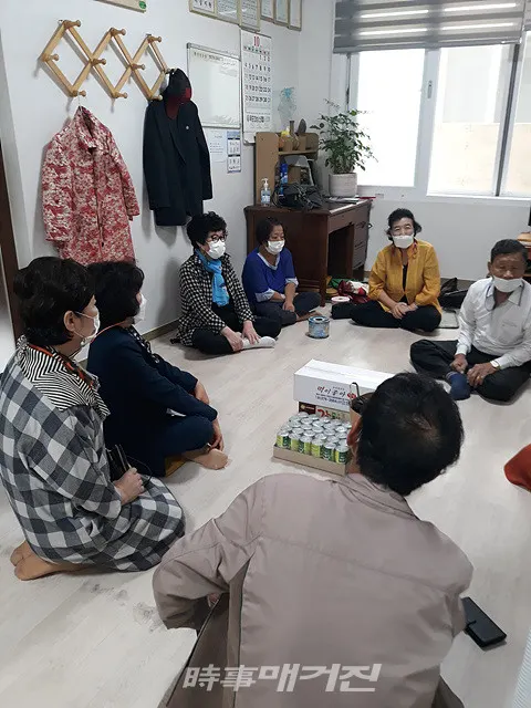 목포시는 “원산동 주민자치위원회에서22일 관내 11개 경로당을 방문하여 위문품을 전달하고 안부를 살폈다”고 밝혔다.(사진_목포시청)
