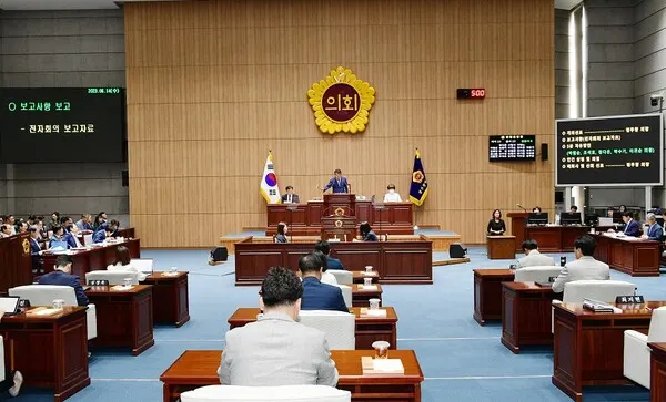 제9대 광주광역시의회 의원들이 모여 ‘공부하는 의회, 일하는 의회’의 모범이 되기 위해 파이팅을 하고 있다.(사진_광주시의회)