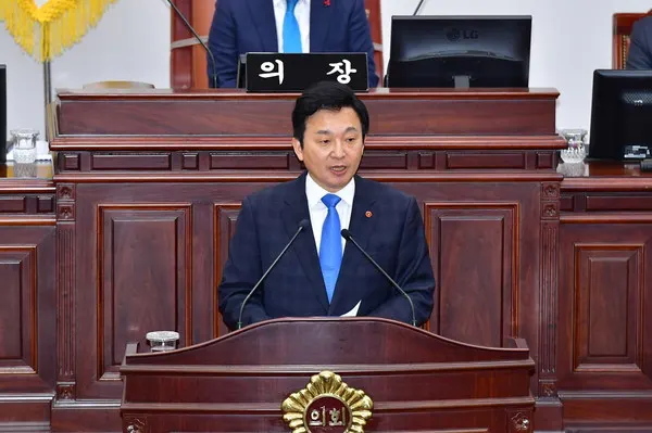 제주특별자치도 원희룡 지사가 15일 제주특별자치도의회 제2차 정례회 본회의 개회식에서 2020년도 예산안 제출에 즈음한 시정연설을 하고 힜다.