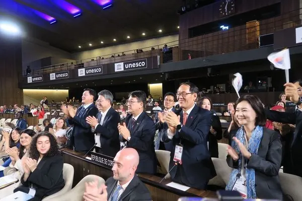 15일(현지 시간) 프랑스 파리에서 열린 제47차 유네스코 세계유산위원회에서 차기 세계유산위원회 개최지로 대한민국이 확정되자 최응천 국가유산청장을 비롯한 정부 대표단이 박수를 치고 있다.(사진_국가유산청)