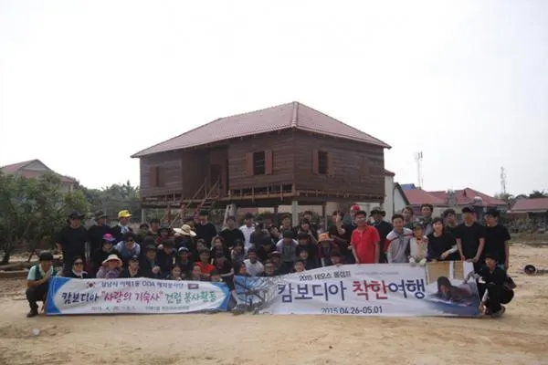 ▲ 캄보디아 씨엠립 톤레샵에 중고등학교 기숙사 건립(2015년 이매동 데오스중고등학교)