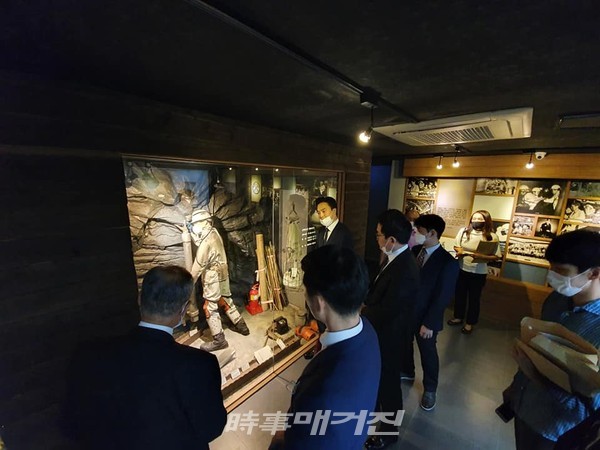 국민의 힘 중앙청년위원회가 (사)한국파독연합회를 방문하고 박물관을 둘러 보며 설명을 듣고 있다.(사진_국민의힘)