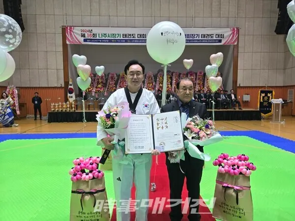 ​        (명예5단증 수여식 좌) 윤병태 시장 ,우) 조영기 상임고문) 사진 조두상기자)​