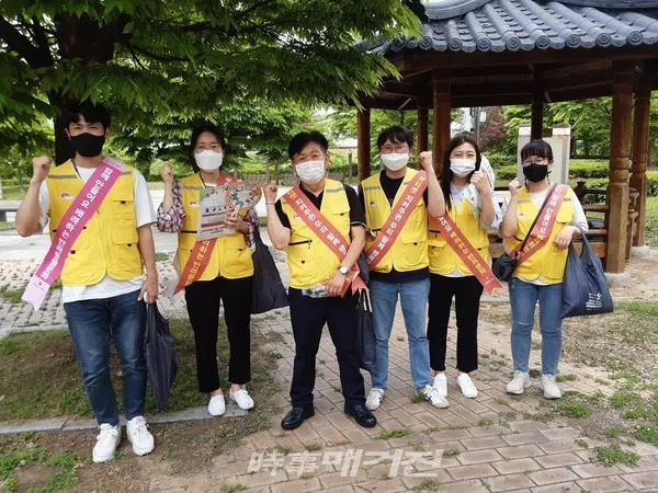 전주시 농업기술센터는 매주 금요일 반려인들이 자주 찾는 장소를 중심으로 펫티켓 홍보 활동을 펼치고 있다.(사진-전주시청)