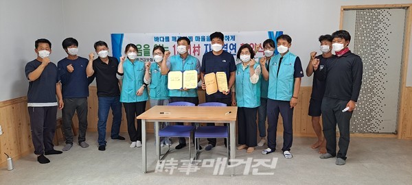 진도군 고군면 모사마을과 국민건강보험공단 해남진도지사 한마음봉사단이 자매결연을 체결하고 해변 정화활동을 실시했다.
