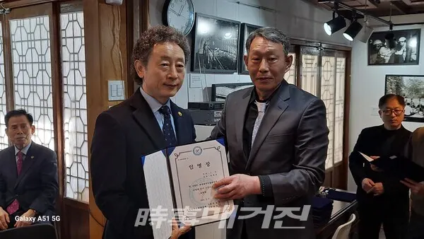 세계태권도 평화연맹 김덕근 회장이 안재윤 고문에게 임명장을 수여하고 있다 (사진_이성만 기자)
