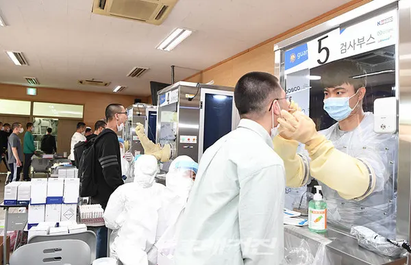 해군교육사령부는 “10월 12일(월) 제670기 해군병  입영을 실시했다. 이번 입영은 코로나19의 지역사회 확산방지와 군내 유입차단을 위해 별도의 행사 없이 진행했다”고 밝혔다.(사진_해군교육사령부)