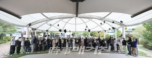 10월 18~27일까지 경기도 양주시 소소끼 뮤지엄에서 한양대 디자인대학 김경숙 교수 정년퇴임 회고전, ‘Hats Off to Her’가 개최되었다. (사진_시사매거진)