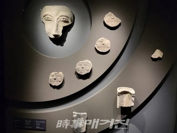 얼굴모양의 수막새와 기와.(사진_안나겸 기자)