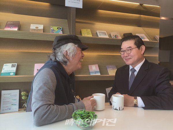 김총재가 자신의 저서라며 책을 건네 길래 힐끗 보니 제목이 ‘나는, 그래도 강남이 좋다’이었고, 서문에 ‘차홍규 박사님! 늘 건강하시고 세계를 발아래 두소서!’로 써 있었다. 받으면서 얼핏 머리에 스치는 단어는 ‘난, 그래도 바보가 좋다’로 하지 무슨 또 강남타령을 하나 하는 생각이 들기도 했다.