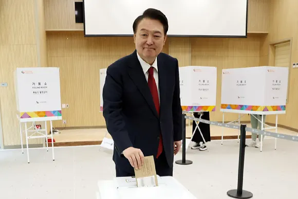 윤석열 대통령이 5일 부산 명지1동 행정복지센터에서 제22대 국회의원선거 사전투표를 하고 있다.(사진_대통령실)