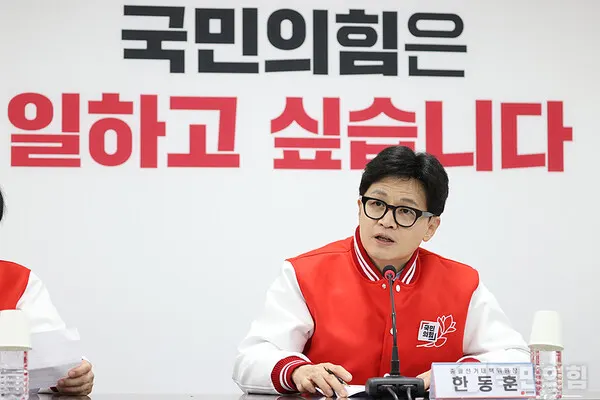 국민의힘 총괄선대위원장인 한동훈 비상대책위원장이 17일 오전 서울 여의도 중앙당사에서 열린 중앙선거대책위원장 회의에서 발언하고 있다.(사진_국민의힘)
