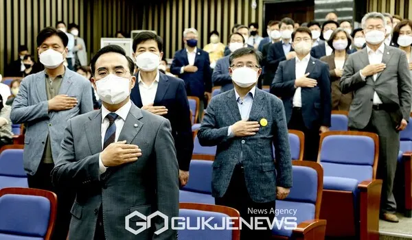 박홍근 더불어민주당 당대표 직무대행 겸 원내대표가 3일 서울 여의도 국회에서 열린 더불어민주당 당무위원-국회의원 연석회의에서 국민의례를 하고 있다.(사진제공/국제뉴스)
