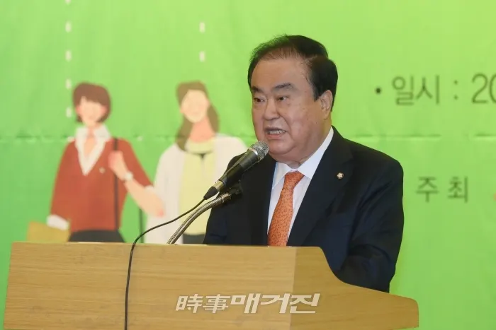‘세계여성의 날’ 기념행사에 참석해 축하의 말을 하고 있는 문희상 국회의원(사진_국회 대변인실)
