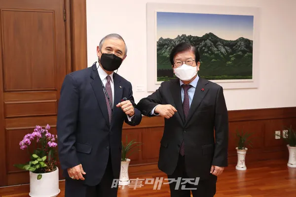 박병석 국회의장은 18일 오후 의장집무실에서 해리 해리스 주한미국대사의 이임 예방을 받고 기념사진을 촬영하고 있다.(사진_국회)