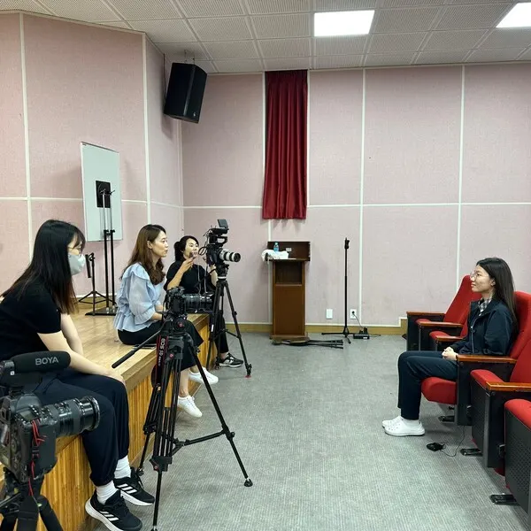 양지혜 감독은 ‘내가 주인이 되는, 나의 삶을 살았으면 좋겠다’는 마음으로 ‘꿈틀리인생학교’ 입교생의 일상을 소개하는 다큐멘터리 영화 (괜찮아, 앨리스)로 관객 앞에 섰다.