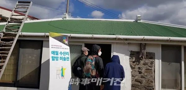 23일 오전 올레꾼들이 제주시 구좌읍 제주올레 16코스를 걷고 있다.