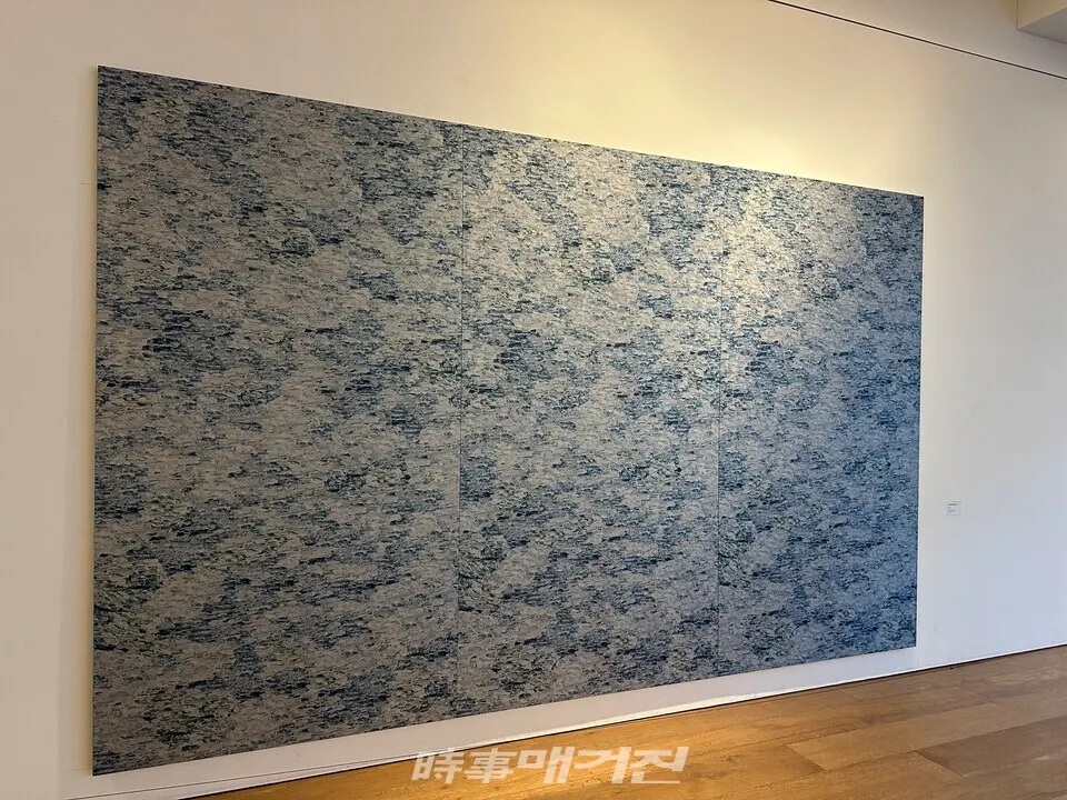 윤여선_IN BETWEEN 경계 사이_225×120cm(x3)_Luxteel digital printing _2022(사진_해든뮤지움)
