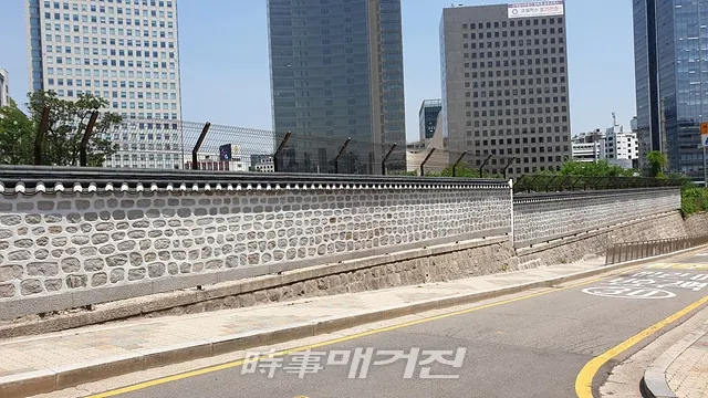 문화재청 궁능유적본부는 2022년부터 2039년까지 복원이 예정된 덕수궁 선원전 영역(서울 중구 정동 1-8 일대) 일부 구역에 대한 경관 정비를 우선 마무리해 이번 달 8일부터 순차적으로 공개하고, 관람객 편의를 위한 임시 주차장도 마련한다.(사진_문화재청)