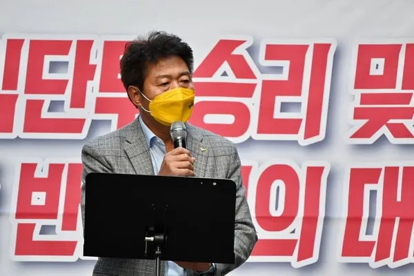 여영국 정의당 대표가 2일 오후 서울 종로구 한국씨티은행 본점 앞에서 열린 한국씨티은행 소매금융 졸속 청산 반대 결의대회에 참석해 연대사를 하고 있다.(사진제공/국제뉴스)