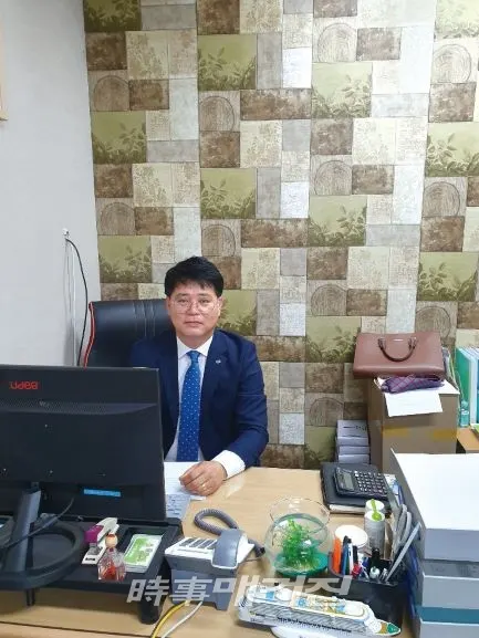 서른 초반에 라이프 회사에서 인생의 2막을 준비하였습니다. 고객들이 가장 슬픔을 겪고 있을 때 전 항상 그 자리에서 장례를 주관하며 전국을 다니며 라이프 회원들과 함께 슬픔을 나누고 죽음이라는 인생에 가장 마지막을 정성을 대해 모시는 직업을 시작했다는 변재성 이사.