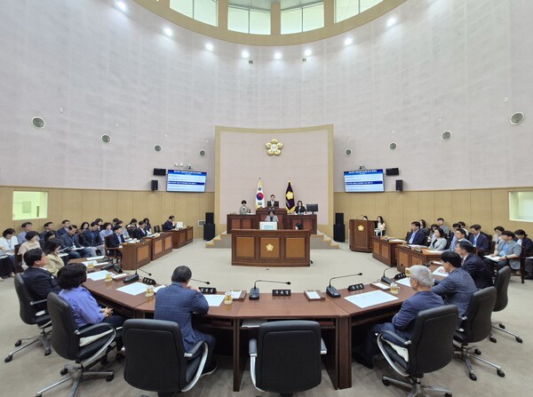 16일 기장군의회가 본회의장에서 제295회 임시회를 열고 고유가 피해지원금이 포함된 제2회 추가경정예산안 등 주요 안건을 심의하고 있는 모습.(사진_기장군의회