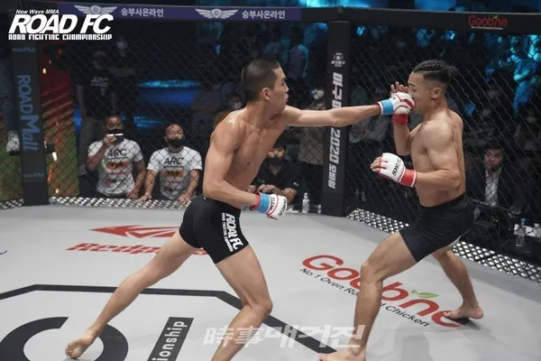 박시원 선수 경기 장면(사진_ROAD FC)