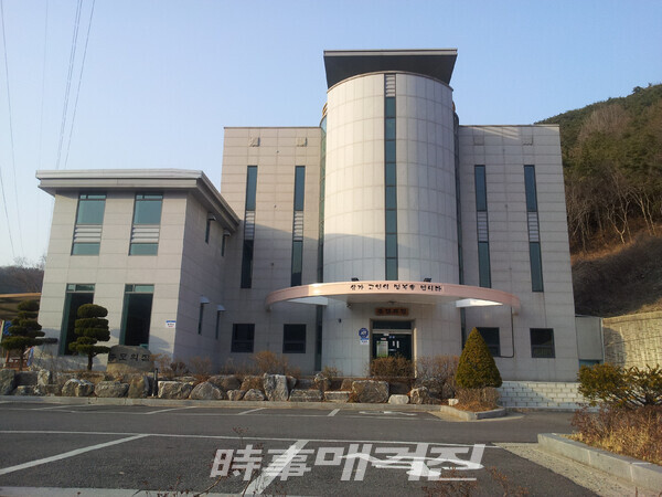 ▲ 여수시 영락공원이 설 연휴 기간 ‘사전예약제’를 실시한다. 추모의 집 운영은 시간당 300명(Ⅰ,Ⅱ관 별도), 성묘인원 최대 6명, 추모시간 15분 이내로 제한된다.