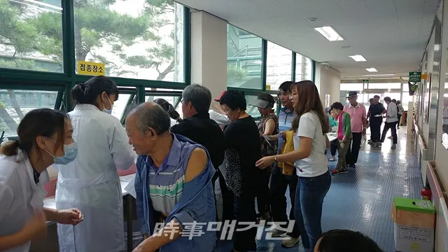 목포시가 만 65세 이상 어르신(1954년 12월 31일 이전 출생)를 대상으로 오는 10월 15일 부터 무료 독감(인플루엔자) 예방접종을 실시한다.(사진_목포시청)