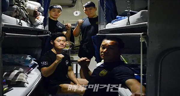 해군 특수전전단 해난구조전대(SSU)는 “15일(월)부터 19일(금)까지 5일간 해난구조교육훈련대대 심해잠수훈련장에서 포화잠수훈련을 실시한다”고 밝혔다.사진은 특전단 해난구조전대 포화잠수사들이 15일(월) 포화잠수훈련을 시작하기 전 챔버 안에서 파이팅을 외치고 있다.(사진_해군 특수전전단)