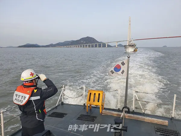 목포해양경찰서는 17일 전남 신안군 자은도 해상에서 기관 고장으로 표류하는 어선이 발생해 목포해경이 긴급 출동하여 안전하게 예인했다.(사진_목포해양경찰서)