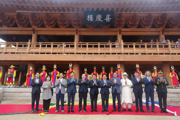 정무창 의장이 157년 만에 다시 지어진 광주 대표 누각 희경루(喜慶樓) 중건식에 참석해 기념촬영을 하고 있다.(왼쪽 여섯 번째)(사진_광주시의회)