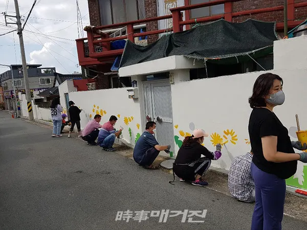 목포시 죽교동의 골목길이 지난 13일 주민참여로 화사한 꽃길로 재탄생 됐다.(사진_목포시청)