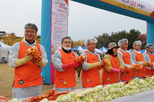 골프존뉴딘홀딩스 계열사_유성구 사랑의 김장 나누기 행사 참여_(좌측부터) 골프존카운티 서상현 대표이사 및 행사에 참여한 자원봉사자들.