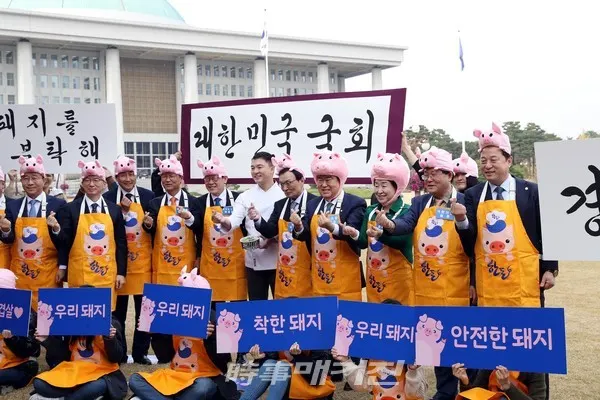 문희상 국회의장이 12일 오후 국회 의원회관 앞에서 열린 '2019 국회 우리 한돈 사랑 캠페인'에 참석해 돼지모자를 쓰고 한돈 홍보에 나섰다.(사진_국회)