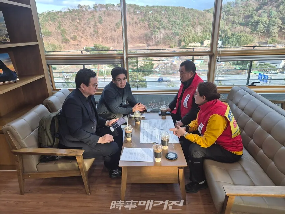 4일 오후 울주군청 2층 커피숍에서 울산뉴스넷(대표 문양규)와 신정희·김진해 신규원전 자율유치 범대책위원회 공동대표가 건의안 전달식을 마친 뒤 취재진과 신규 원전 유치의 당위성을 설명하는 즉석 인터뷰를 진행하며 소통하고 있다.(사진_한창기 선임기자)