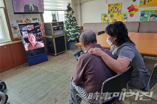 화상을 통해 가족과 면회중인 노인요양시설 입소 어르신 모습/사진=신안군청 제공